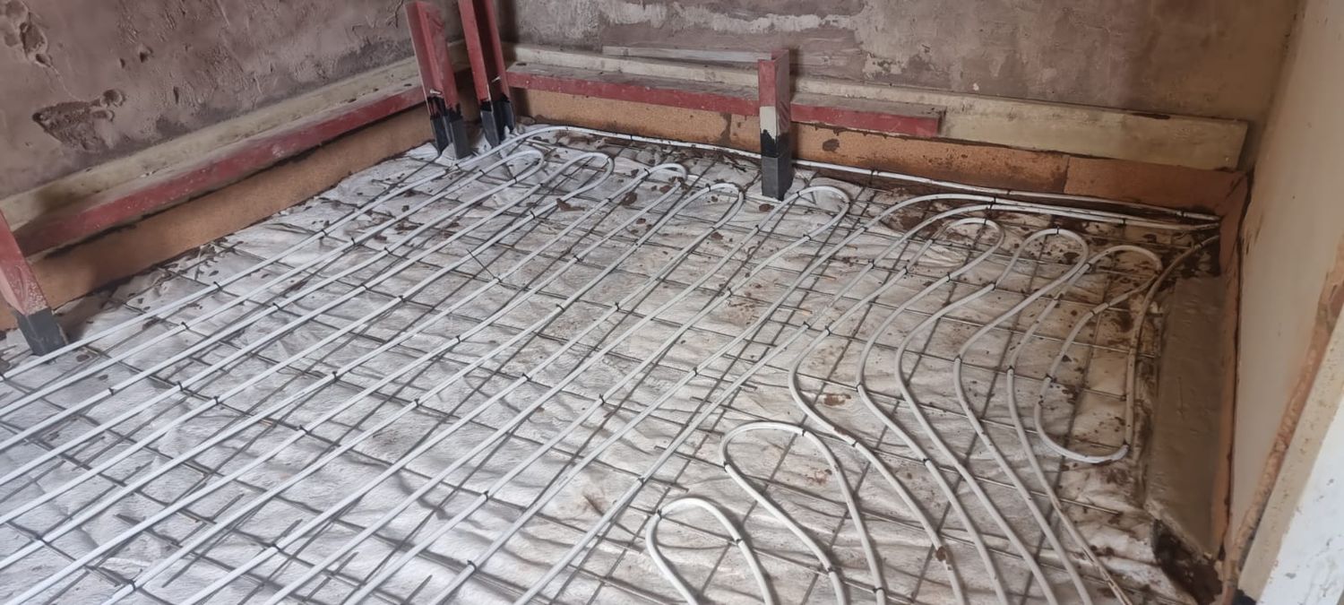 Stainless steel reinforcing mesh & underfloor heating pipes laid over foam glass insulation