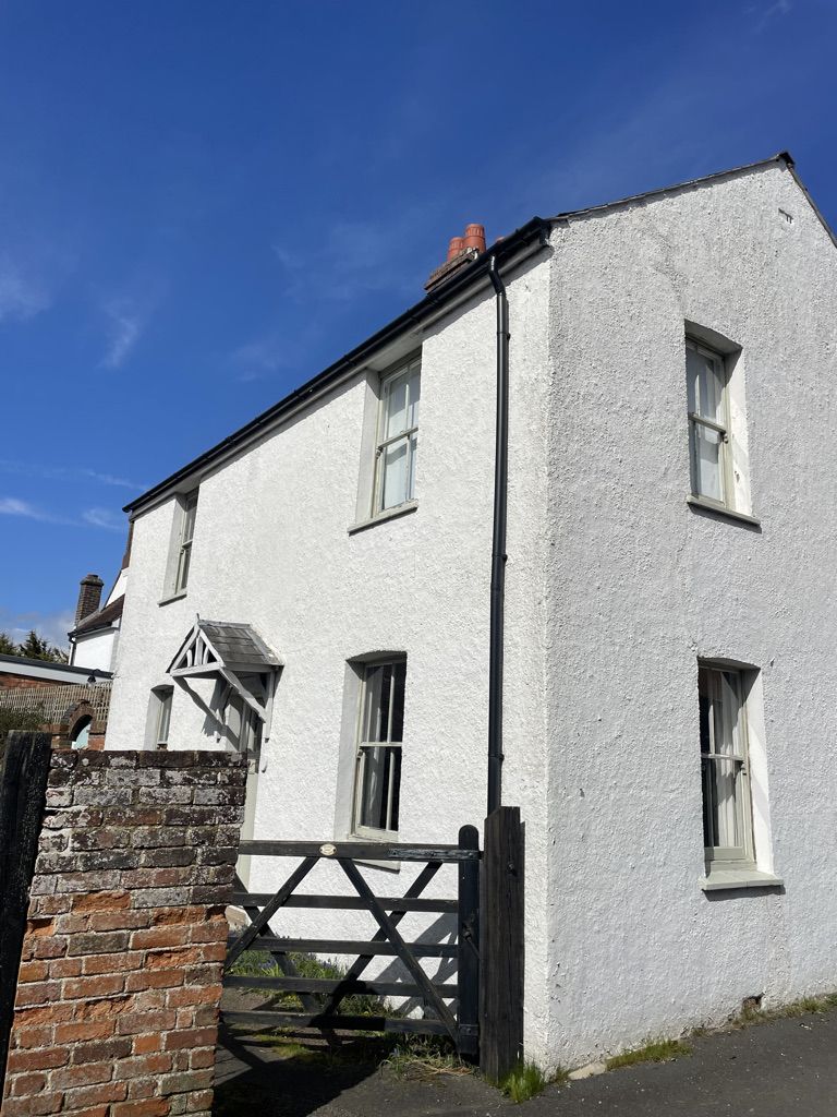 External wall insulation of a detached cottage in Hemel Hempstead, with Diathonite Evolution lime-cork system