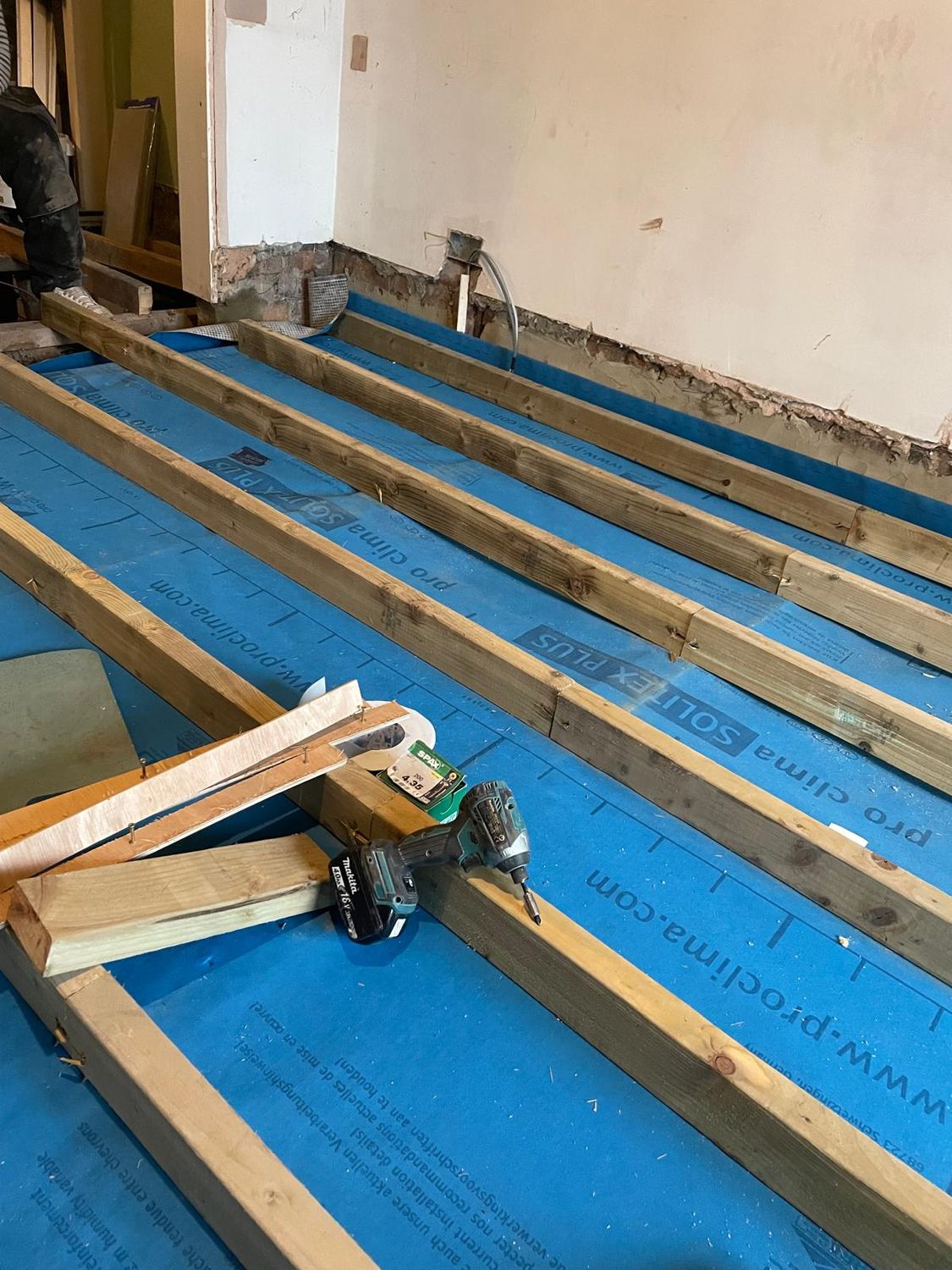 Installation of ProClima Solitex Plus breathable membrane before floor insulation