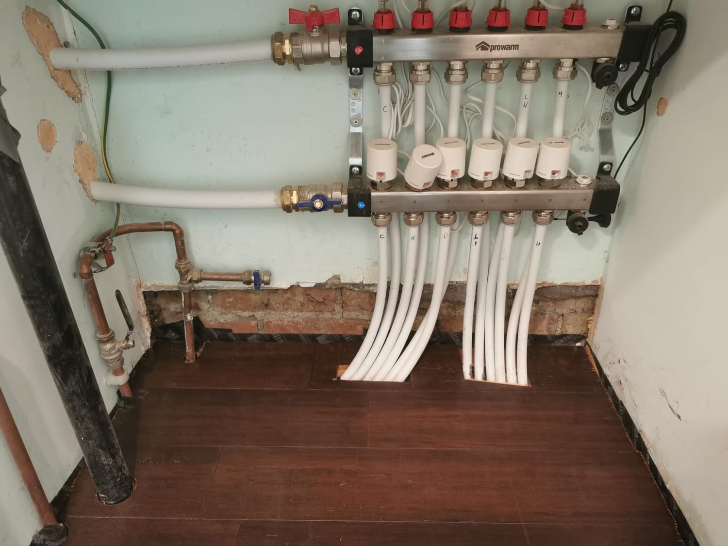 Underfloor heating pipe and manifold for heat pump