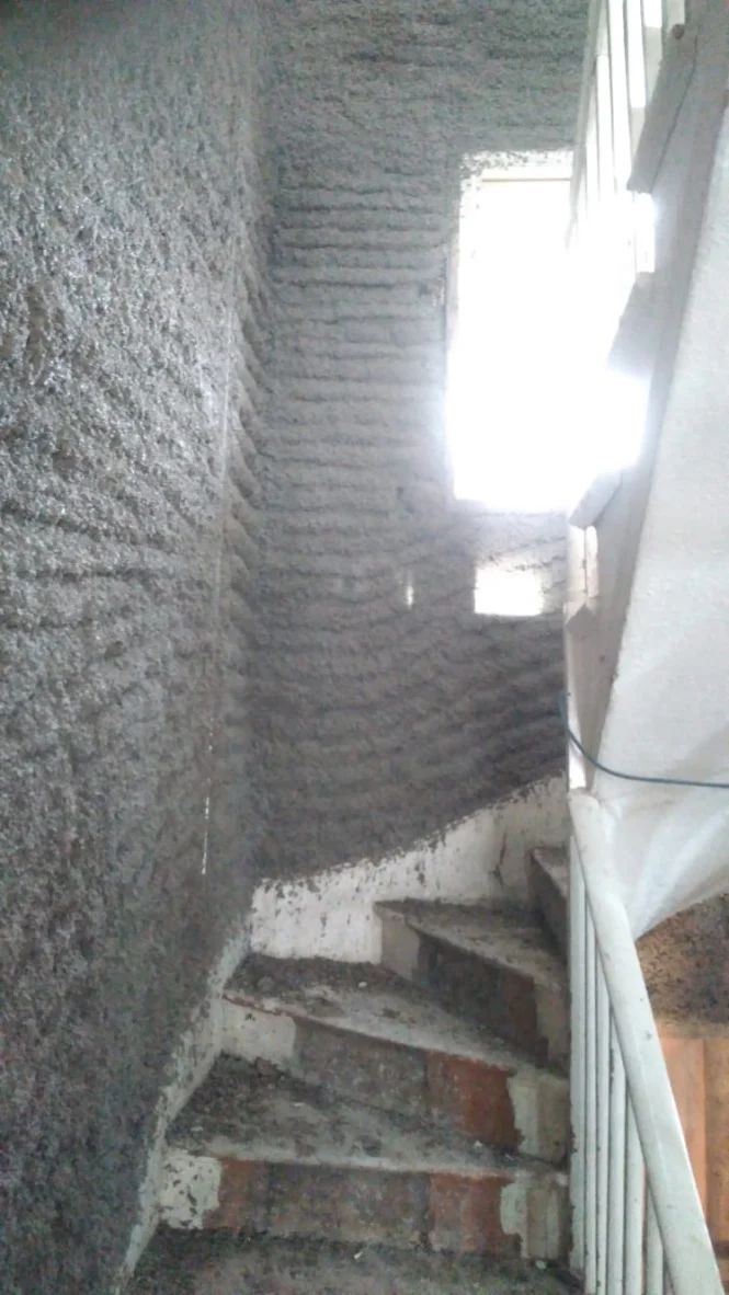 Diathonite Evolution lime-cork-clay plaster applied to landing
