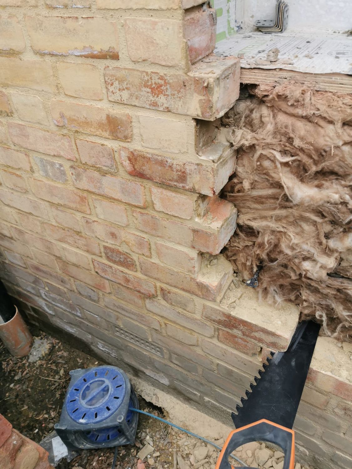 Building new cavity wall with mineral wool insulation