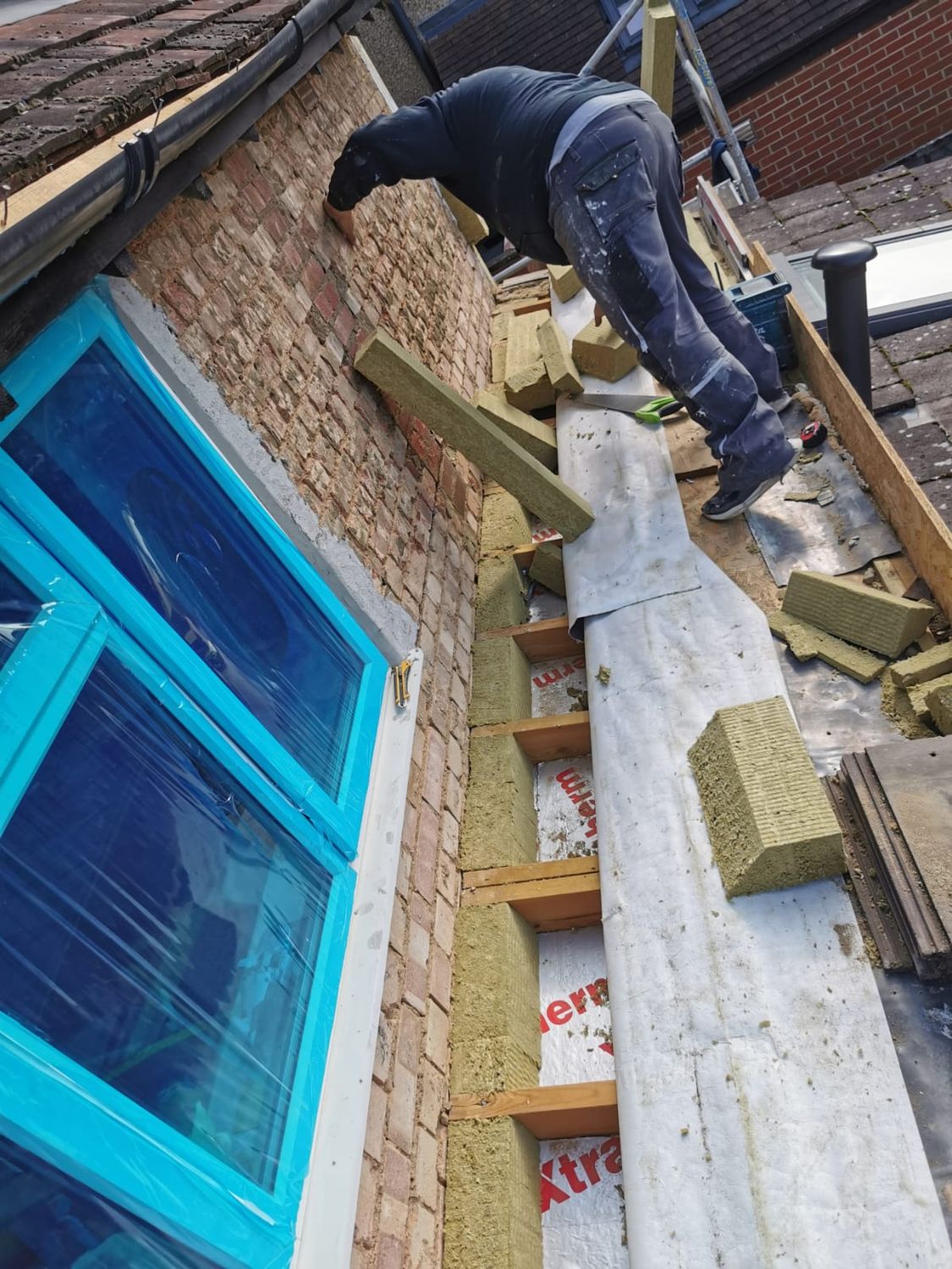 Insulation to rear elevation, detail showing the EWI joining the extension roof insulation to remove thermal gap