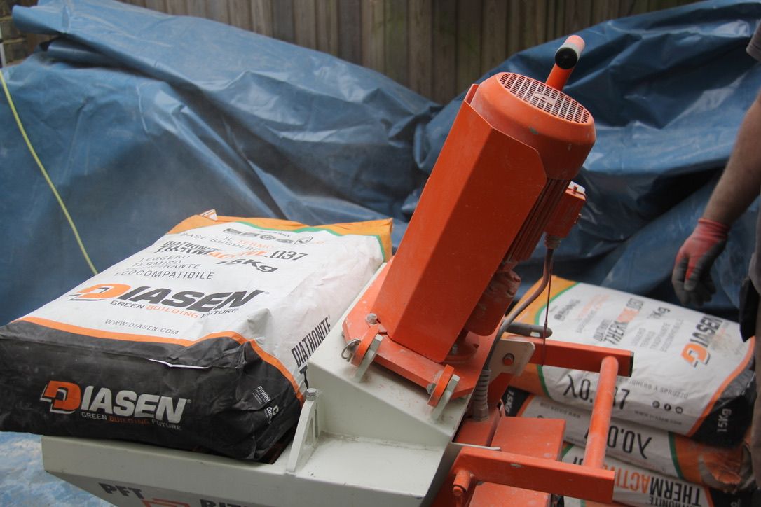 Diathonite Evolution lime-cork-clay insulating plaster-render spray machine