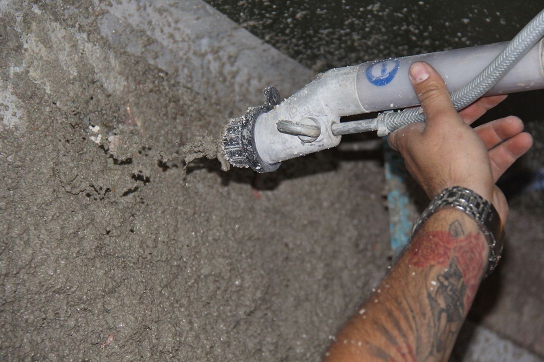 Spraying Diathonite Evolution lime-cork-clay insulation plaster onto solid walls