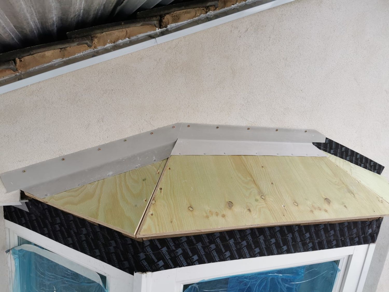 Installing new bay-window roof with flashing & airtightness tape around