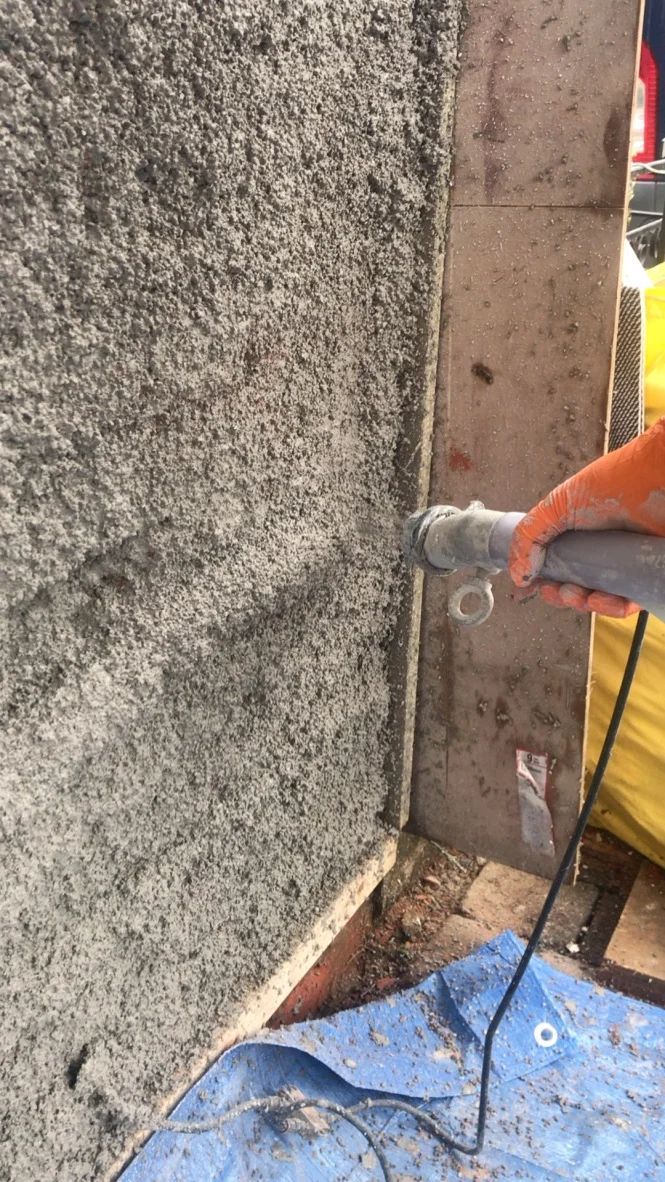 Spraying Diathonite Evolution lime-cork-clay insulating render