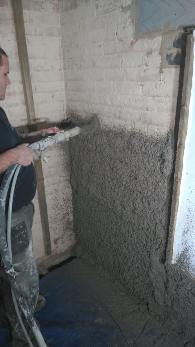 Applying lime Insulating plaster to walls
