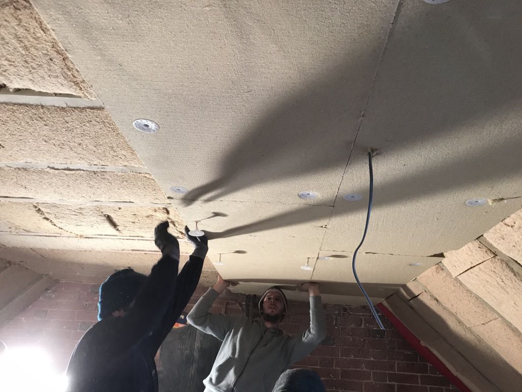 Fixing wood fibre insulation boards onto ceiling