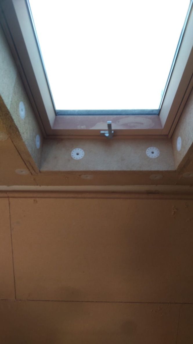 Internal window reveal insulated with thin wood fibre insulation board