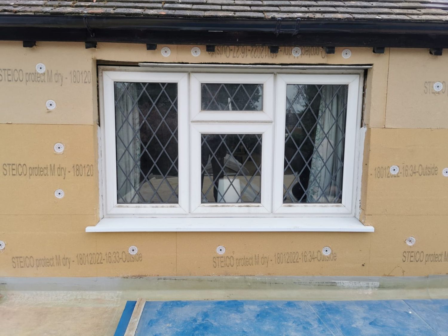 Aluminium window sill fitted