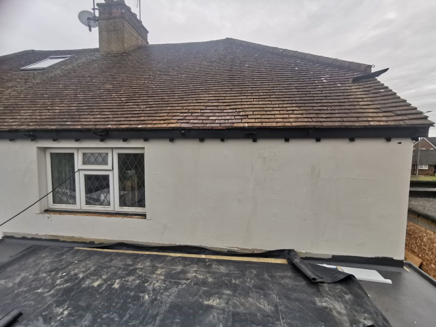 Breathable basecoat render applied onto wood fibre boards