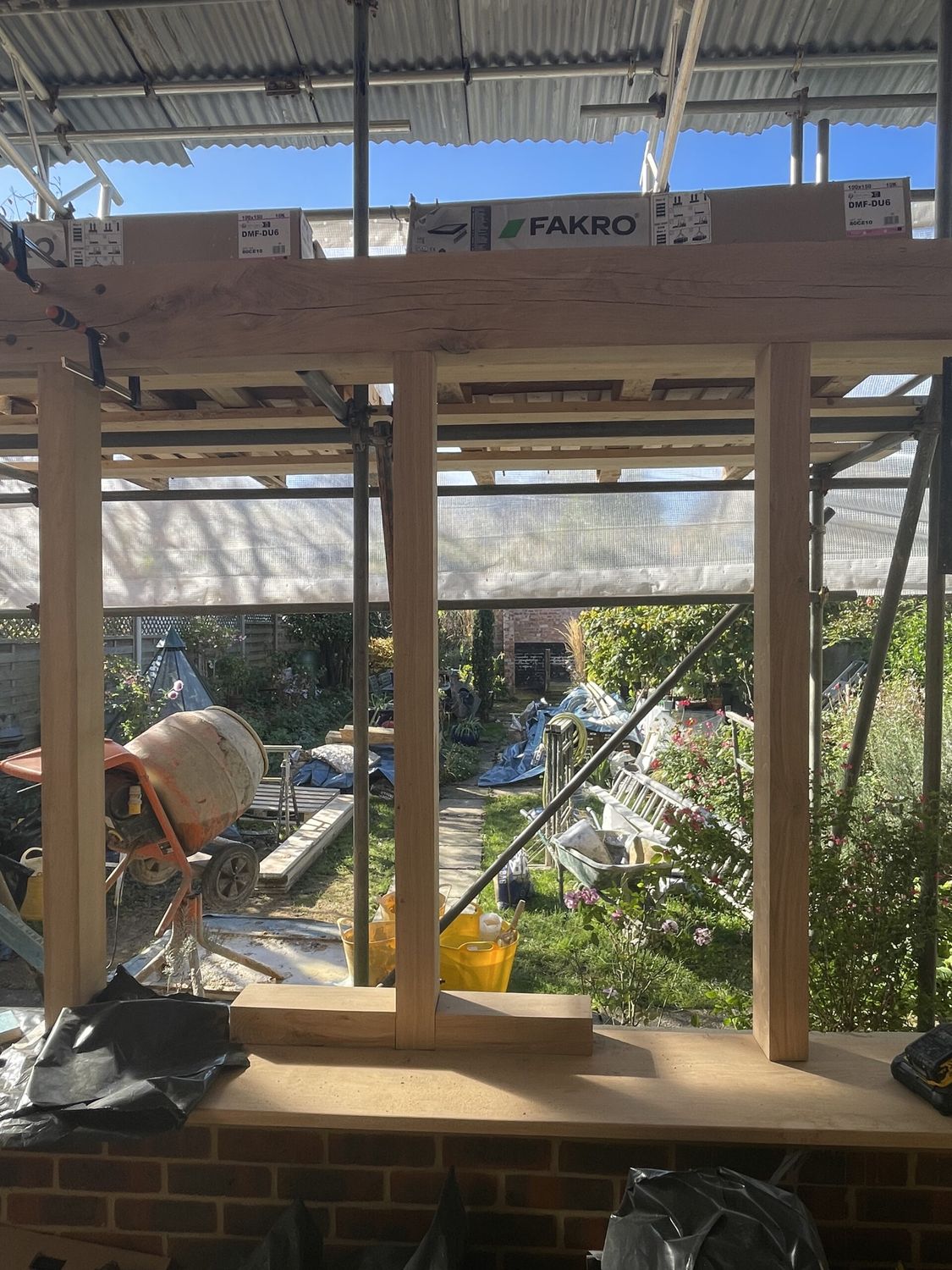 Oak framed extension being built