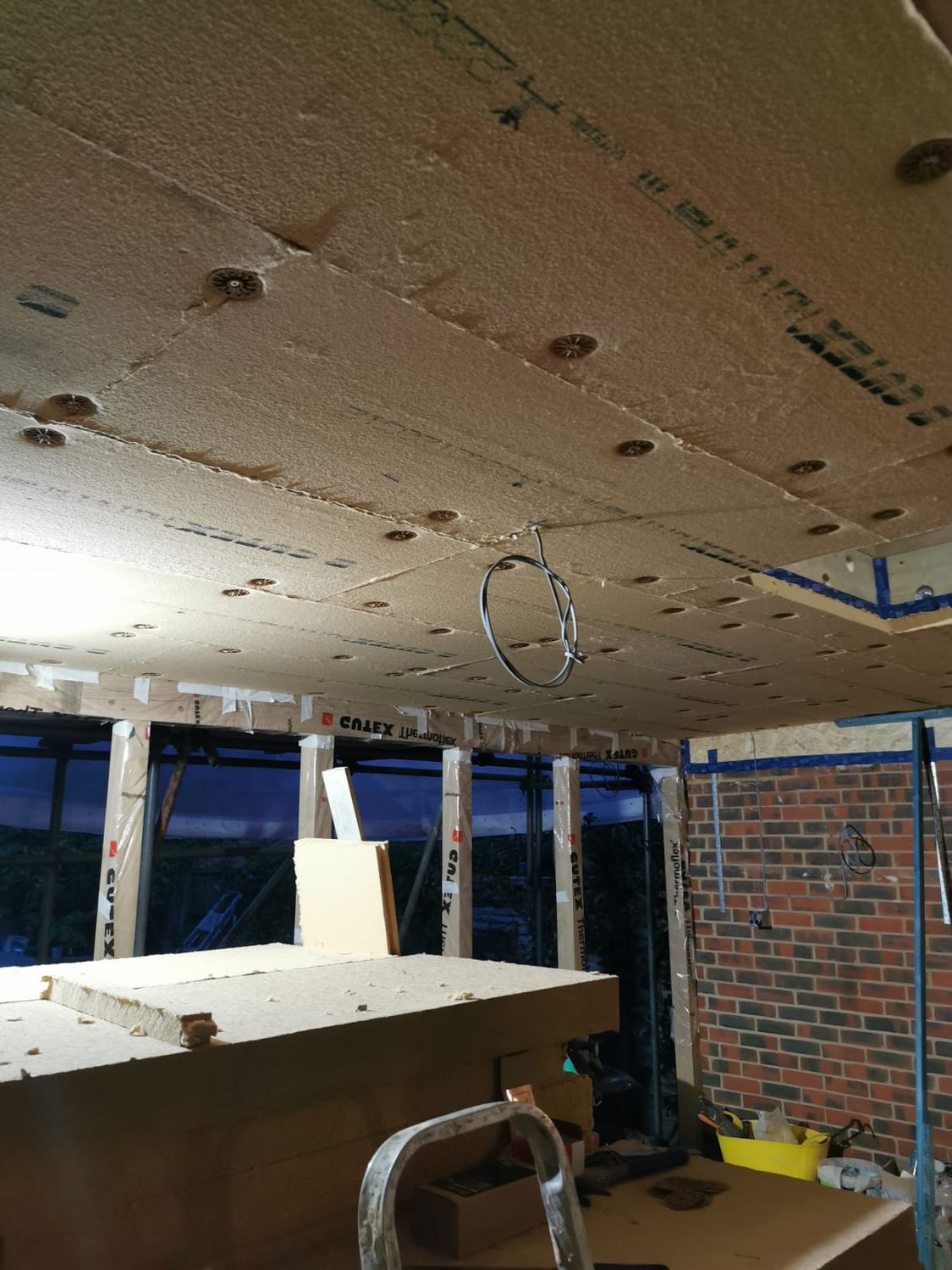 Insulating wood fibre boards fixed under roof joists