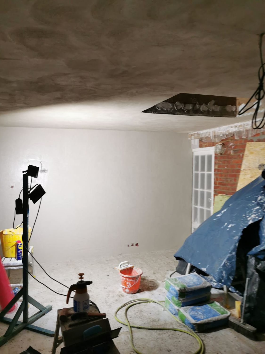 Application of finishing lime skim coat