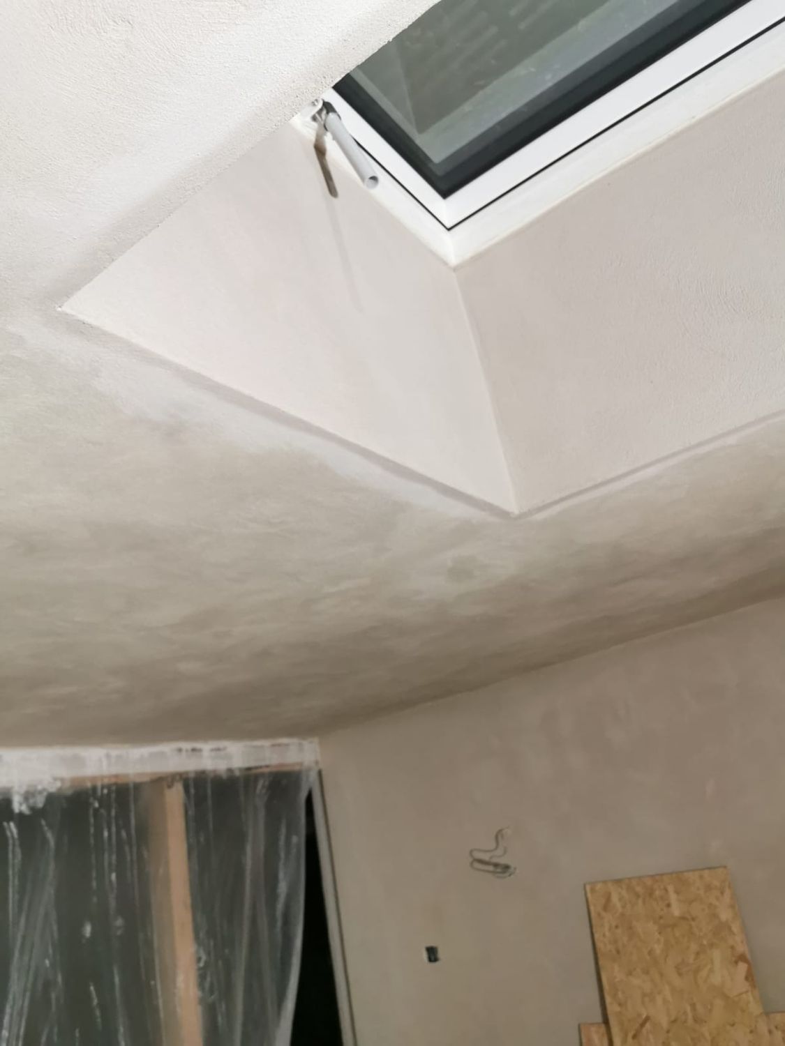 Application of finishing lime skim coat
